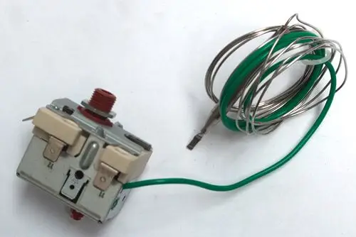 Schaltgerät von Daikin mit grünem Kabel und Verbindungselementen, geeignet für Heizsysteme. Das Gerät zeigt verschiedene Anschlussmöglichkeiten.